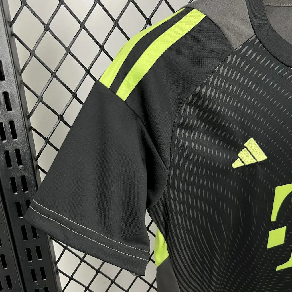 2025/2026 Bayern Munchen Goalkeeper Kit Kids Size